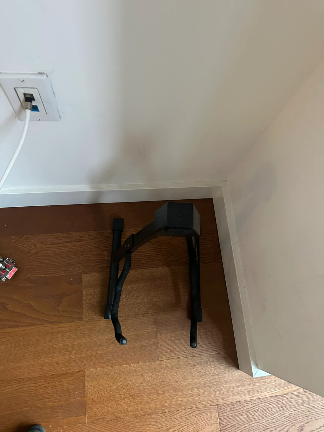 Amazon Basics Guitar Stand - photo 3