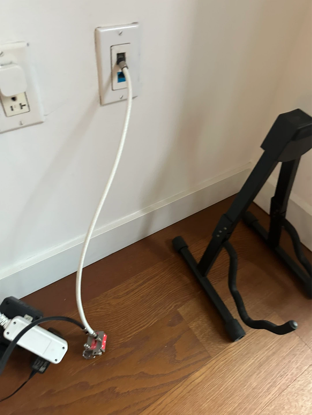 Amazon Basics Guitar Stand - photo 2