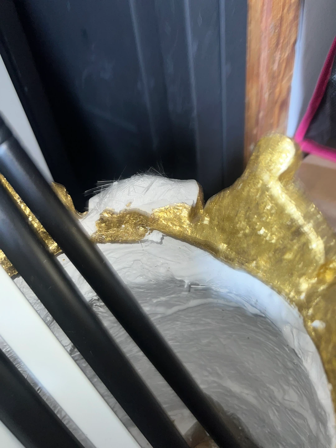 White Gorilla Head Sculpture with Gold Crown ⚽ - photo 2
