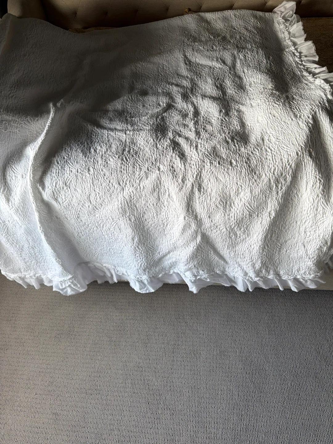 King White Textured Quilt/ruffled Edges
