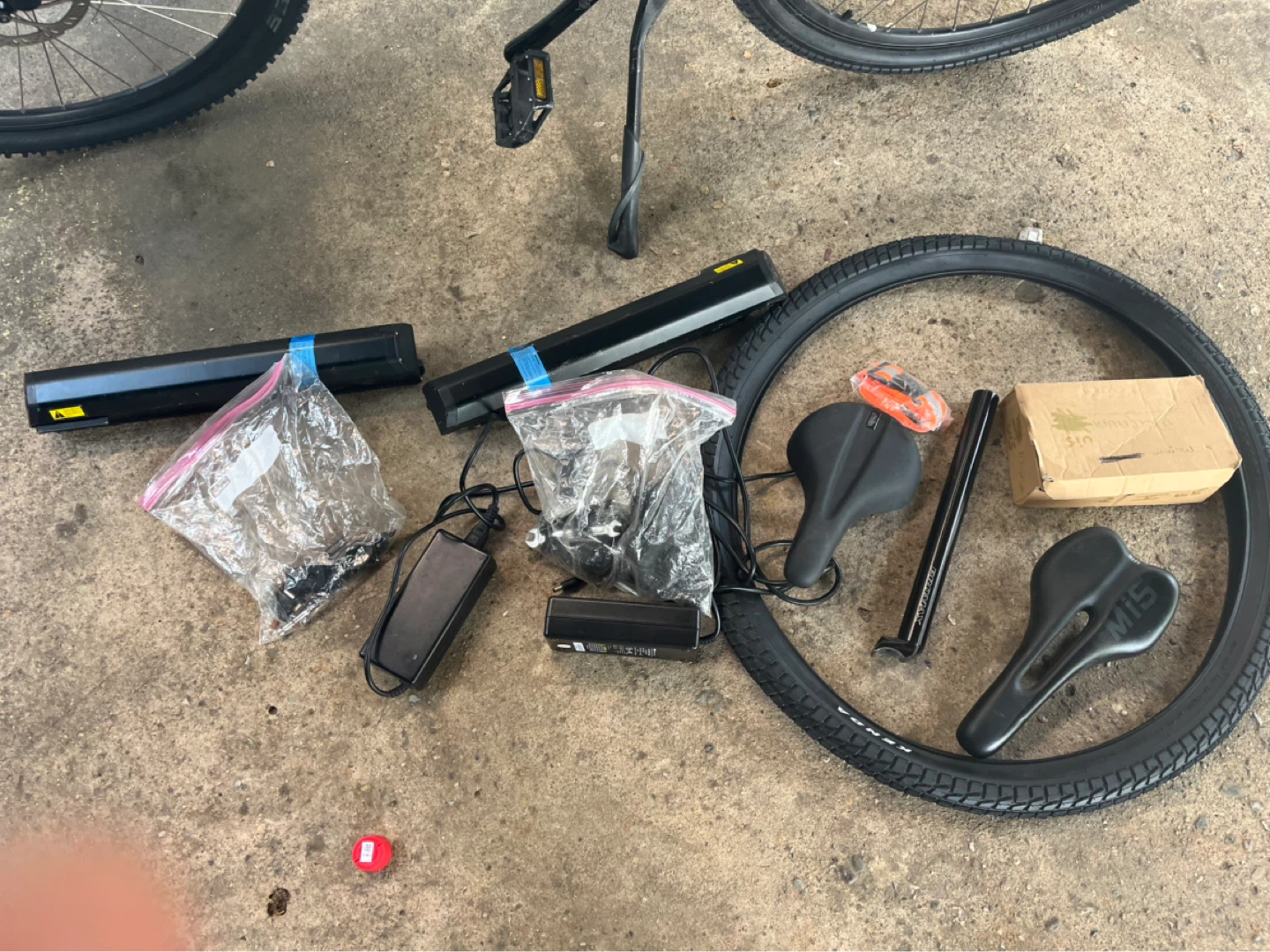 E-Bike with Extra Battery and Accessories - photo 2