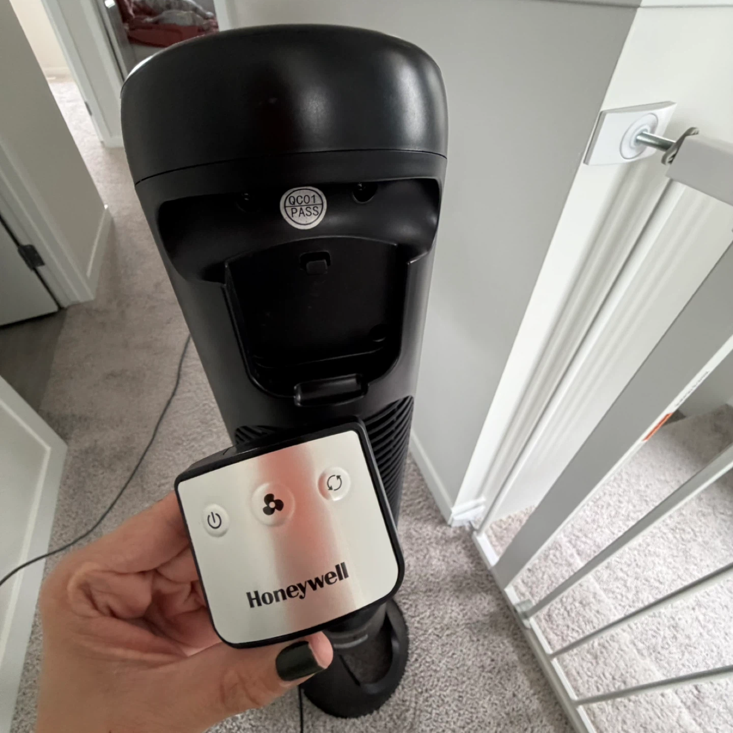 Honeywell Black Tower Fan with Remote - photo 3