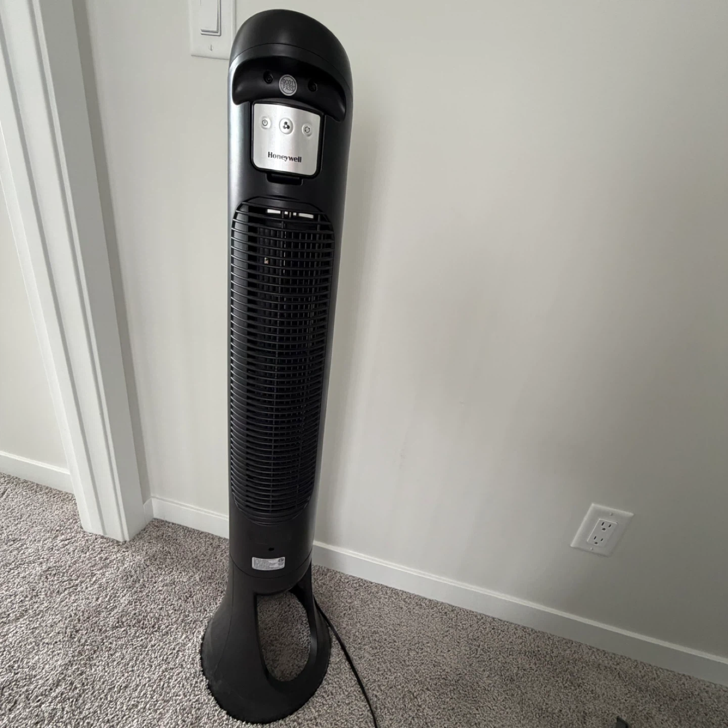 Honeywell Black Tower Fan with Remote - photo 2