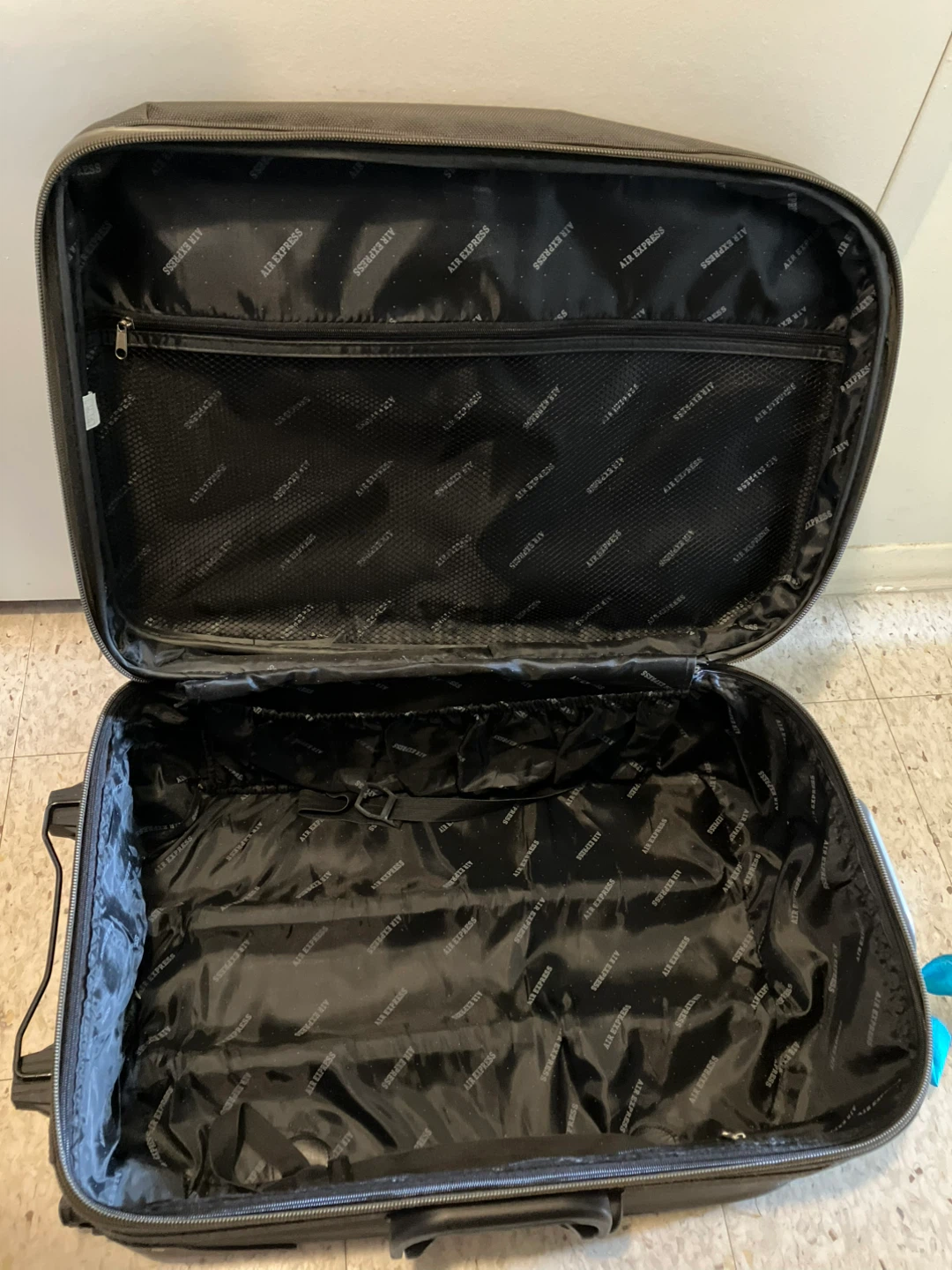American Tourister Black Rolling Suitcase - photo 4