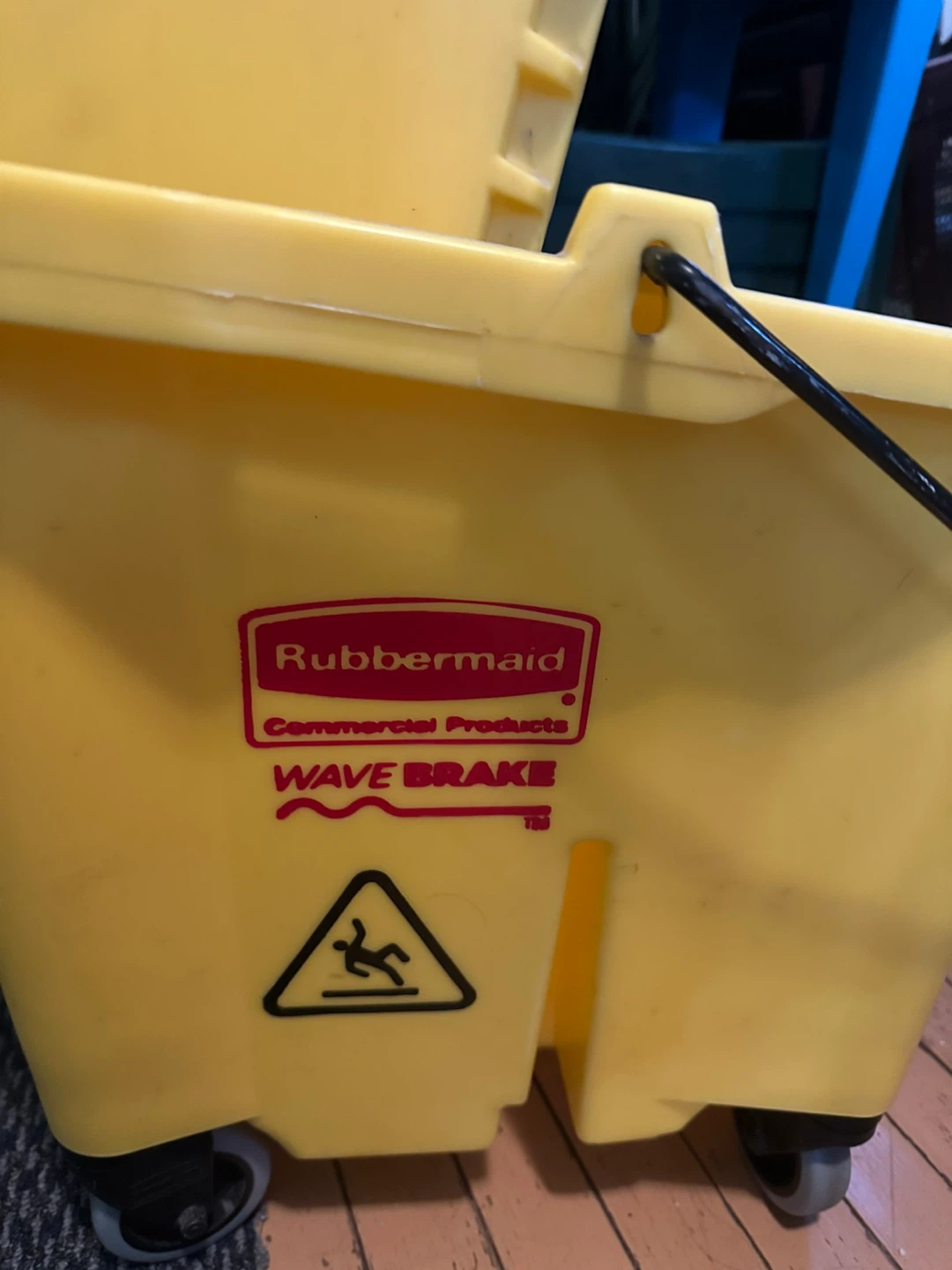 Rubbermaid WaveBrake Commercial Mop Bucket - photo 3