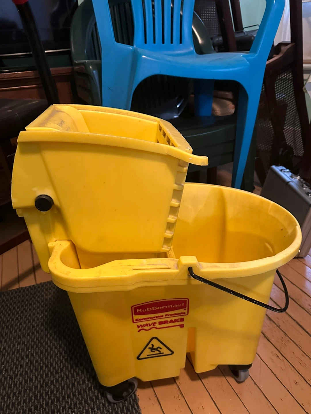Rubbermaid WaveBrake Commercial Mop Bucket