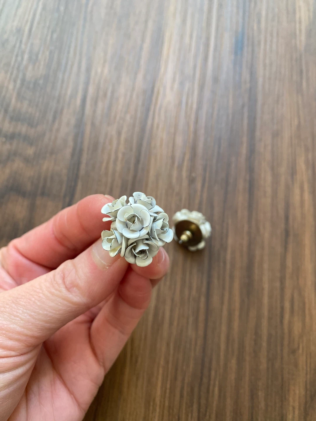 White Floral Stud Earrings - photo 2