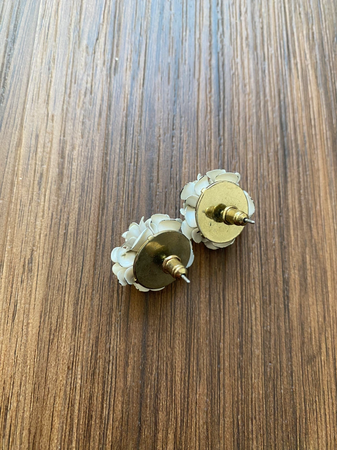 White Floral Stud Earrings - photo 3