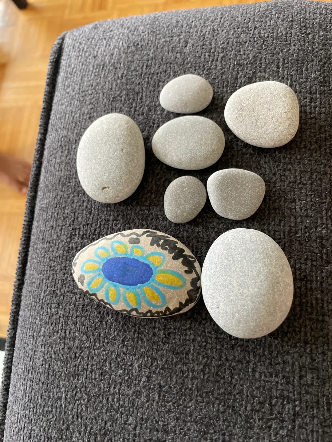 Decorated and plain painted stones ⚽️