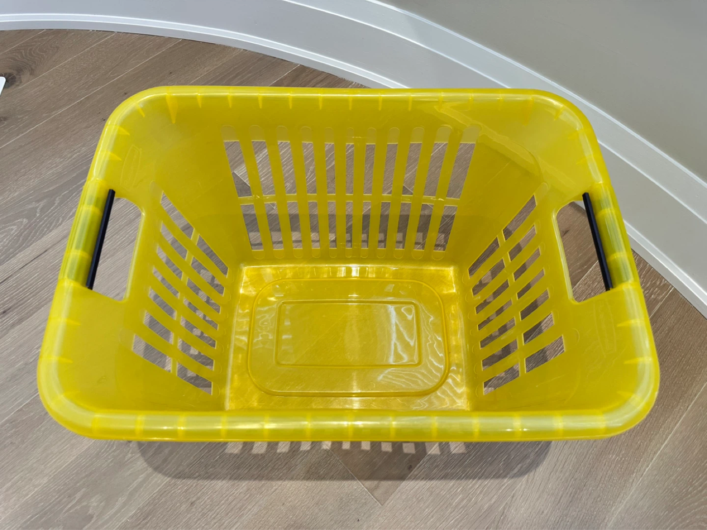 Rubbermaid Laundry Basket - photo 3