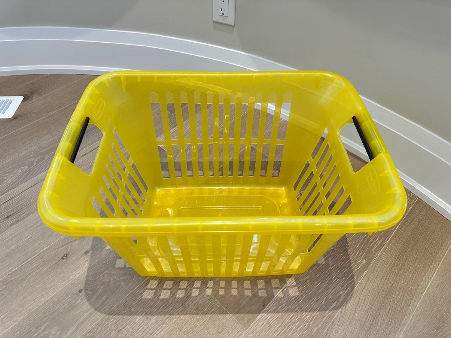 Rubbermaid Laundry Basket - photo 2