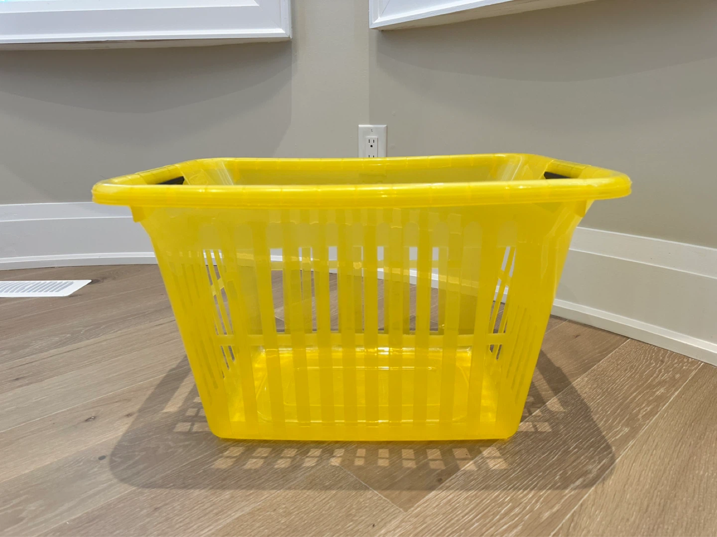 Rubbermaid Laundry Basket