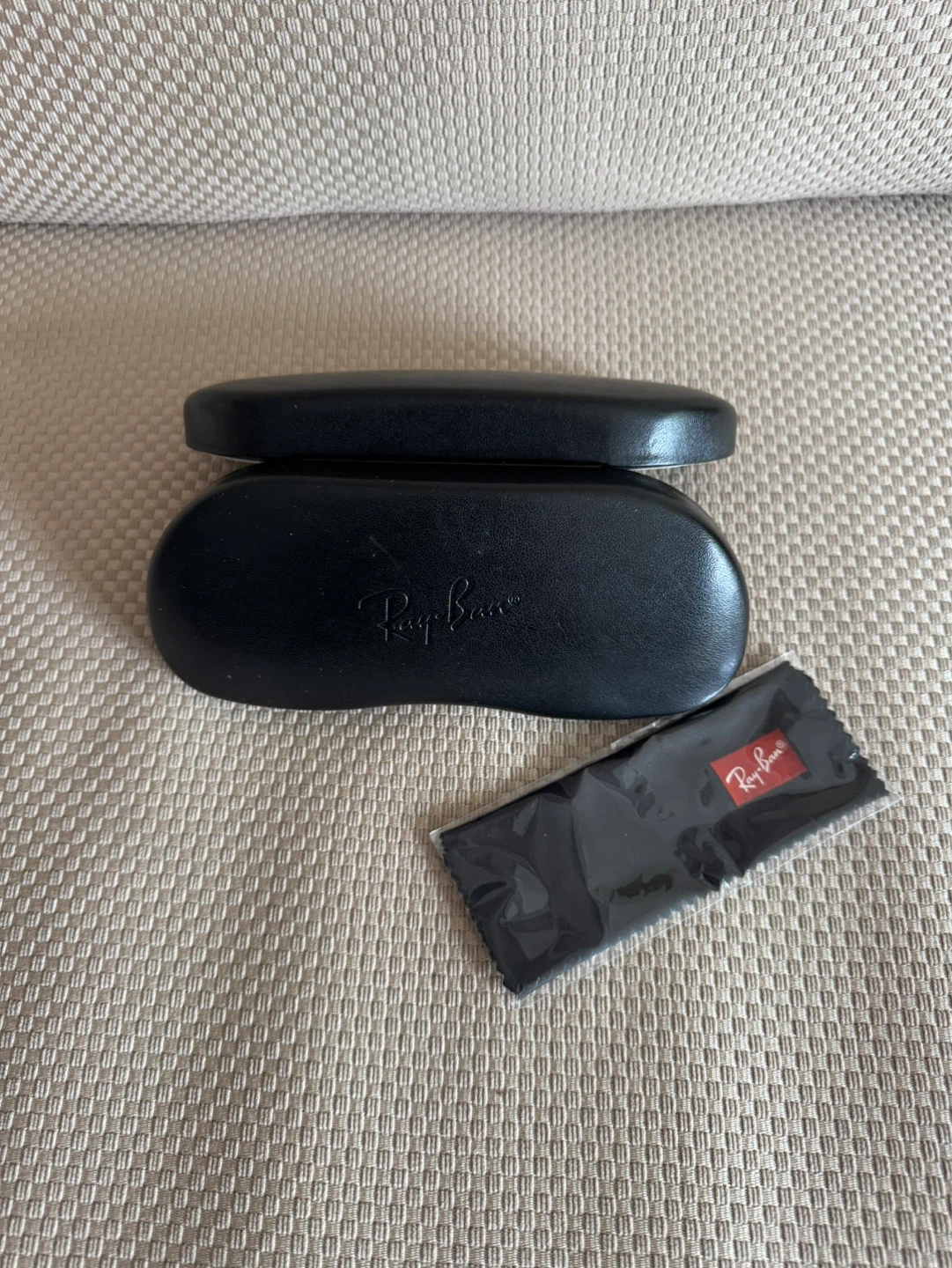 Ray Ban sunglasses case with wipes cloth - photo 2