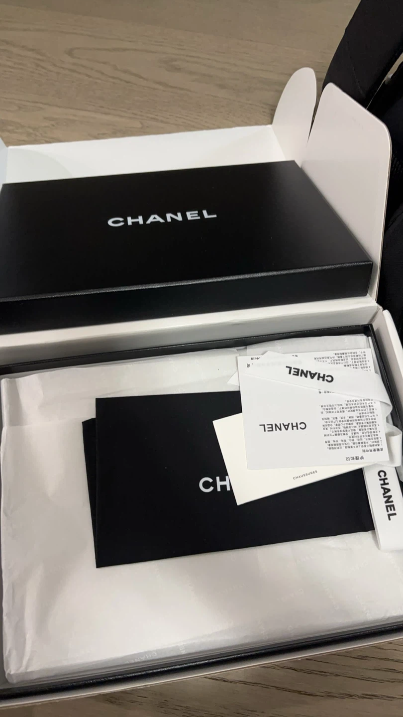 Chanel Black Quilted Patent Leather Sandals - photo 3