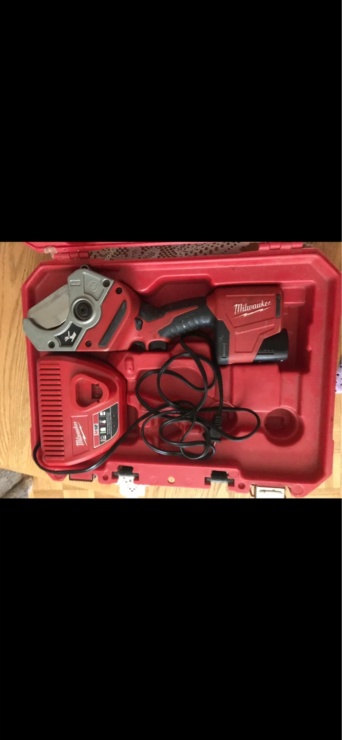 Milwaukee M12 Cordless 1-1/4" Copper Tubing Cutter Kit