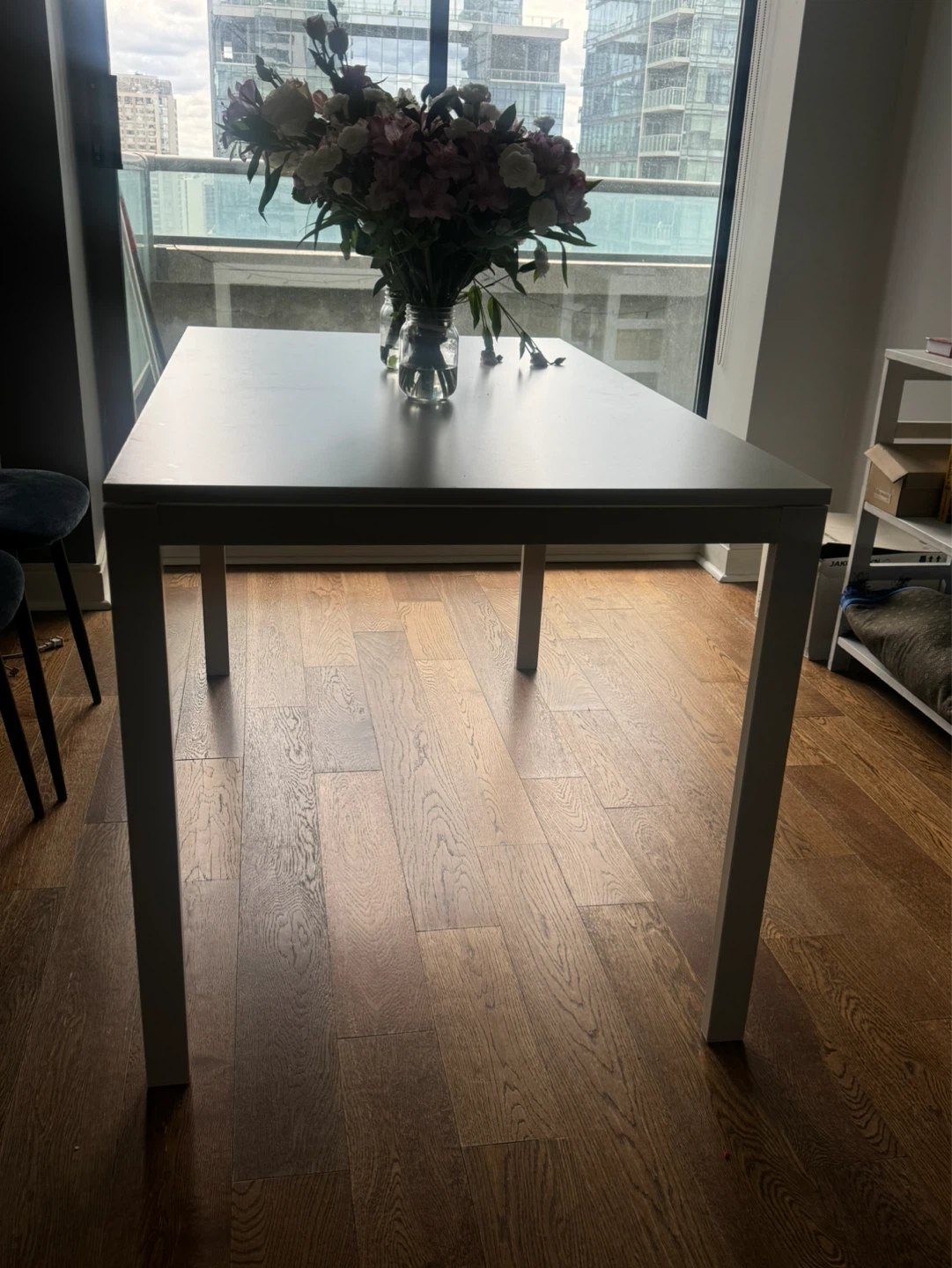 Modern White Dining Table – Seats 4–6