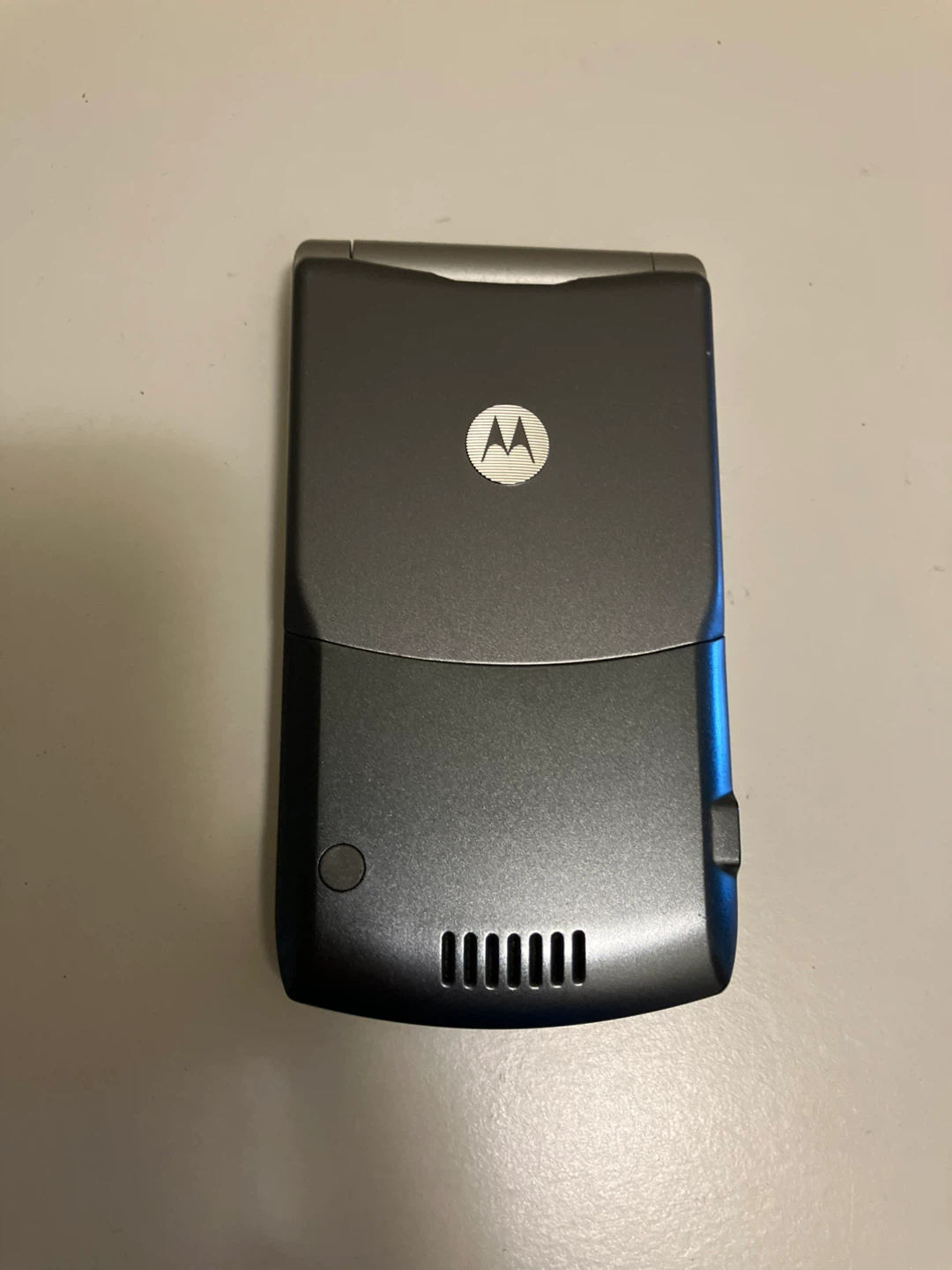Vintage Motorola RAZR V3 Cell Phone - photo 2