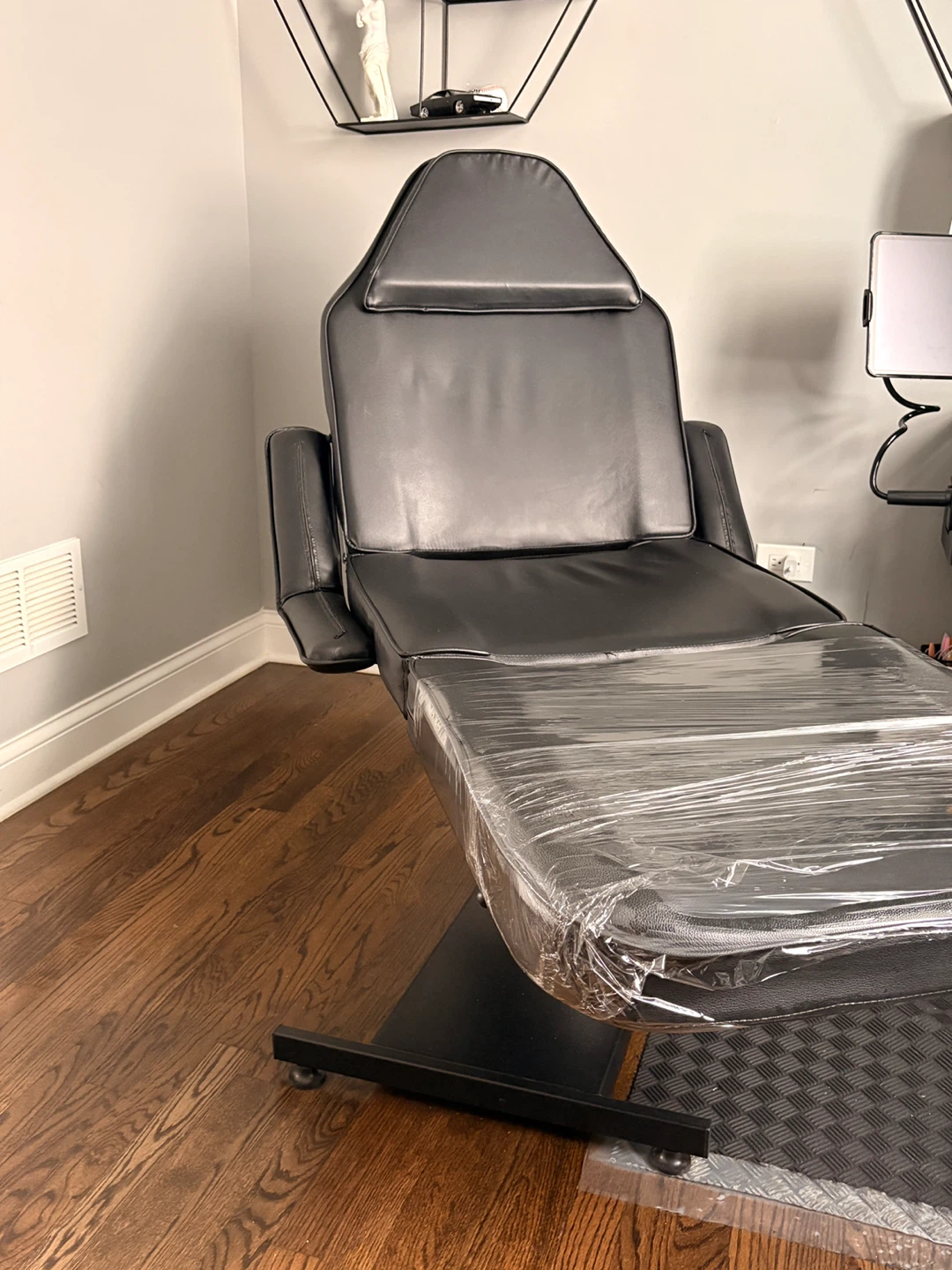 Black Tattoo Chair with Footrest / silla para tatuar o masajes - photo 3