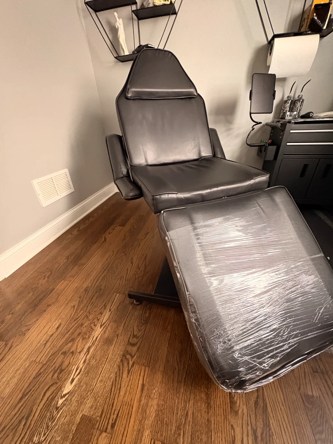 Black Tattoo Chair with Footrest / silla para tatuar o masajes - photo 4