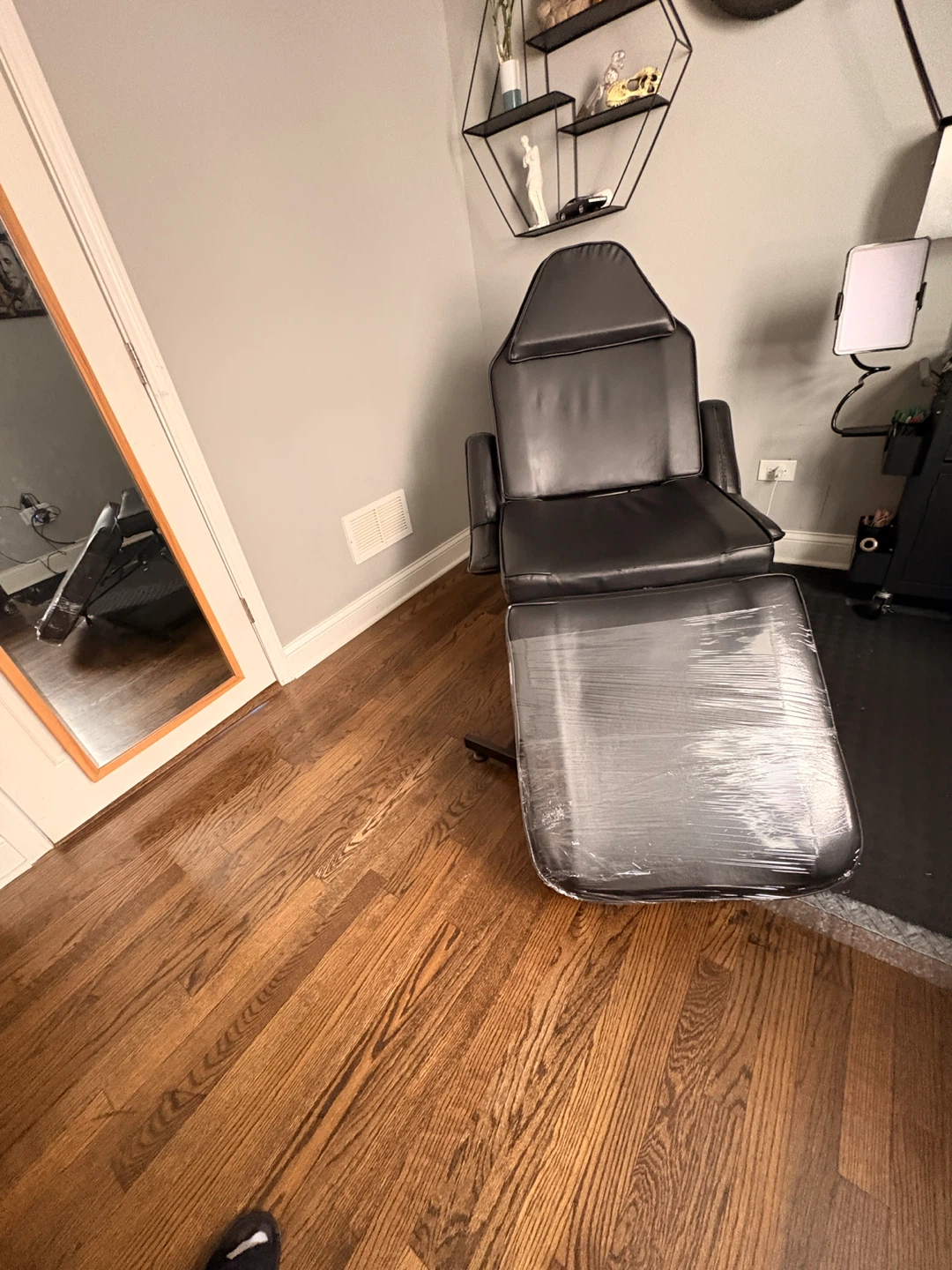Black Tattoo Chair with Footrest / silla para tatuar o masajes