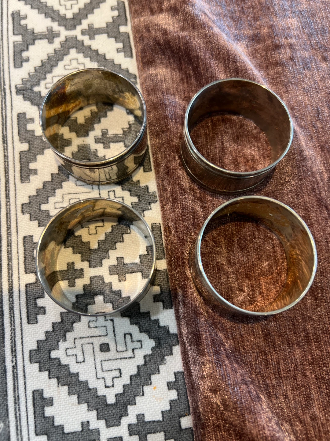 Set of 4 Vintage Engraved Napkin Rings - photo 2