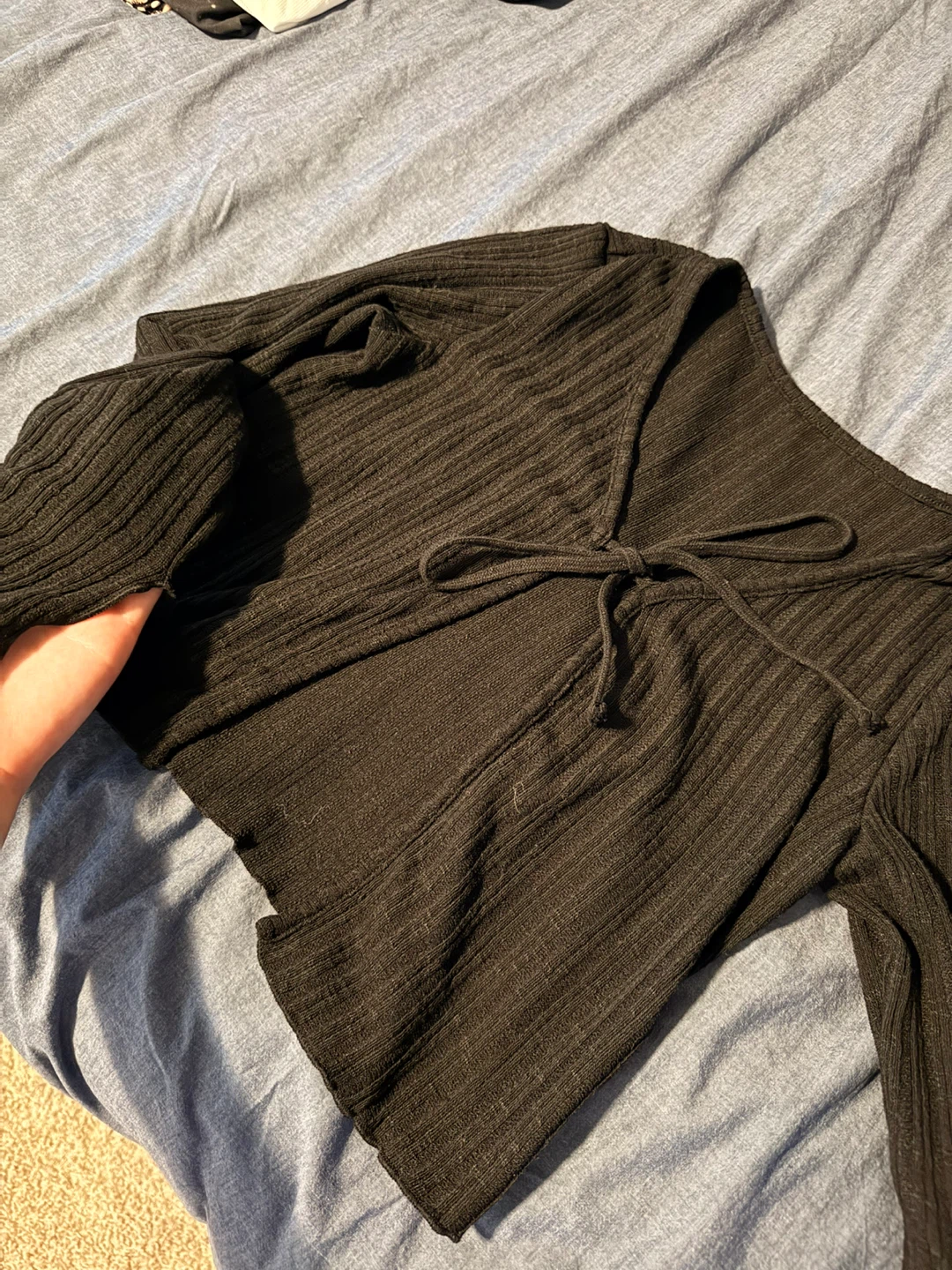 Black ribbed long-sleeve cardigan with tie front - photo 4