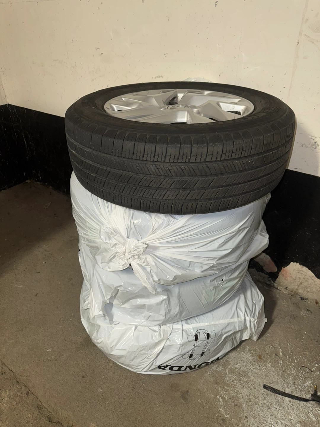 HONDA CRV O.E.M RIMS AND ALL SEASON TIRES 225/65 R17 - photo 3