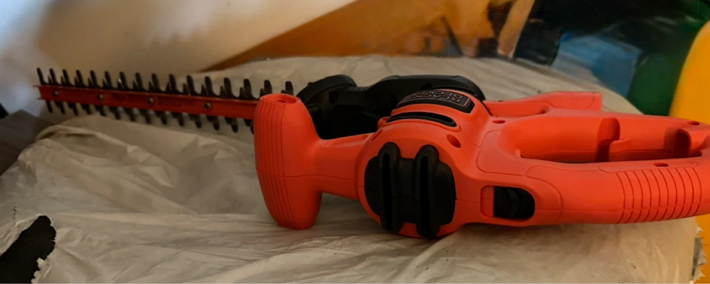 Black + Decker Hedge Trimmer 16-inch - photo 2