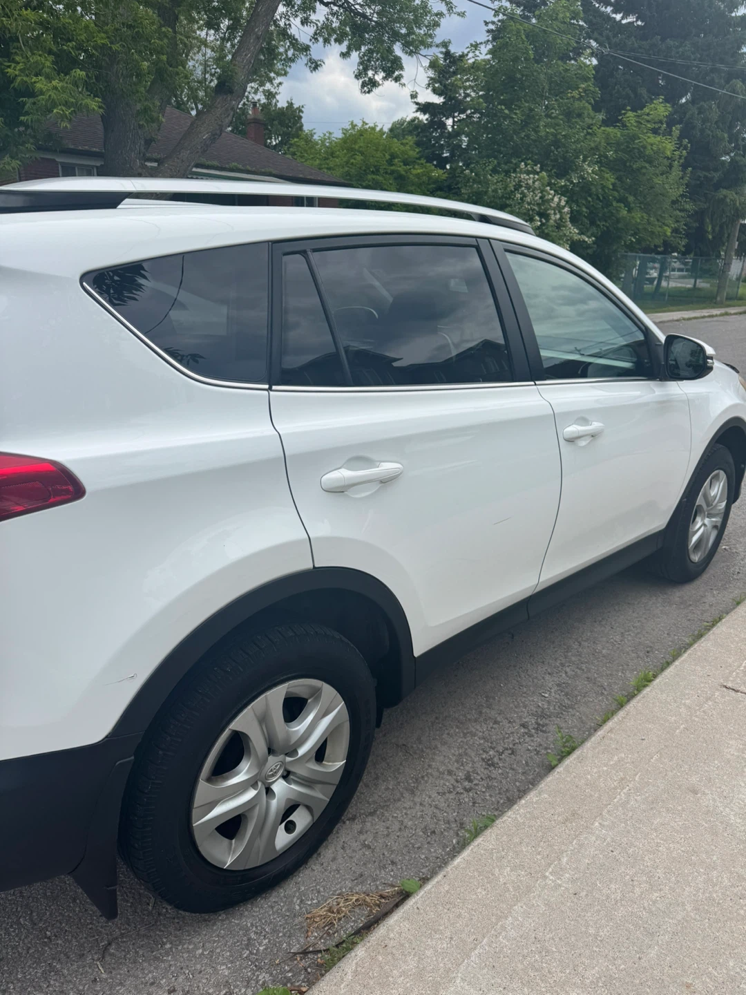 White Toyota RAV4 - photo 3