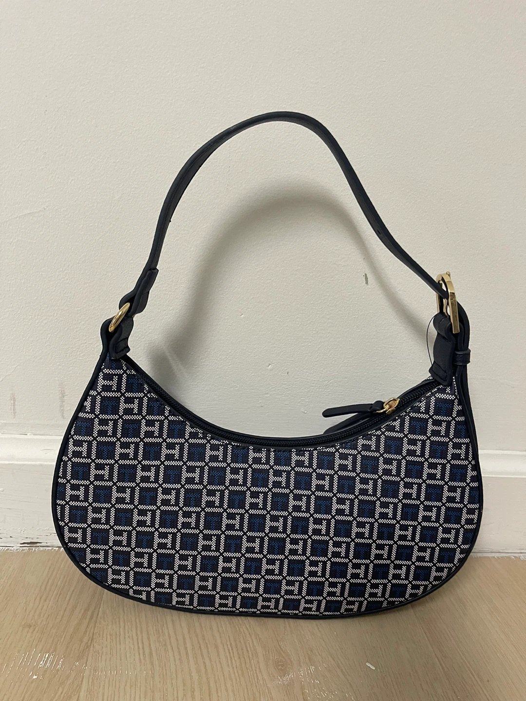 Tommy Hilfiger Monogram Shoulder Bag - photo 2