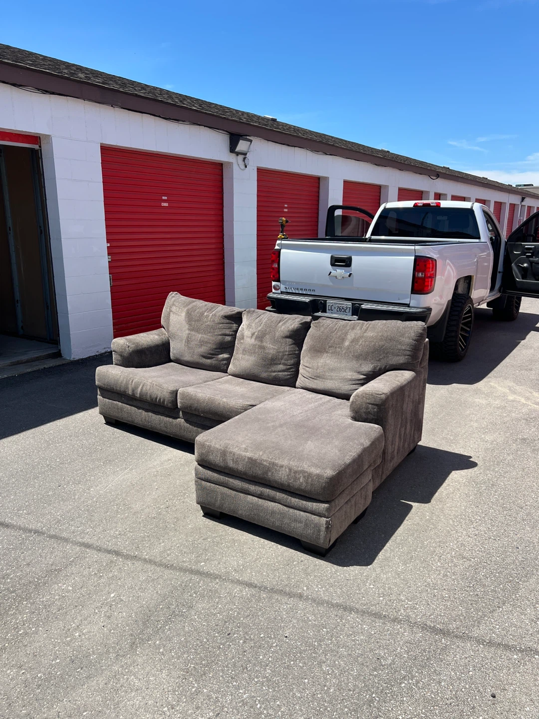Brown Fabric L Sectional Can also deliver it for free - photo 2