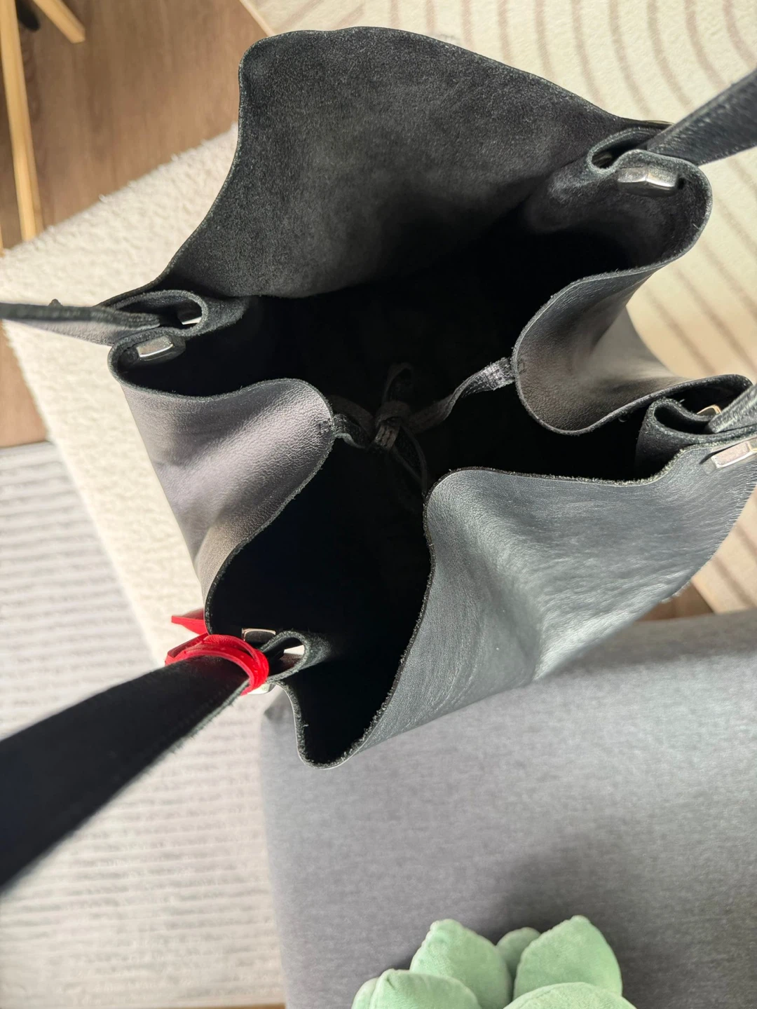 Black Leather Tote Bag with Red Heart Charm - photo 2