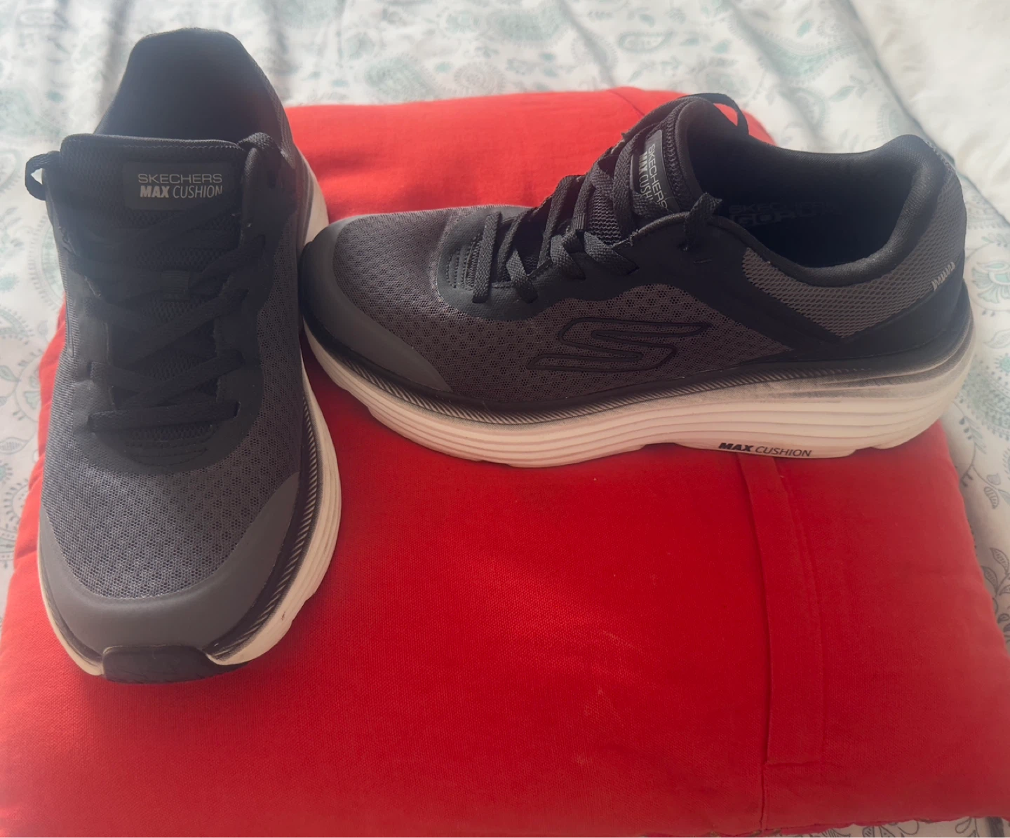 Skechers Max Cushion Running Shoes Size 9.5