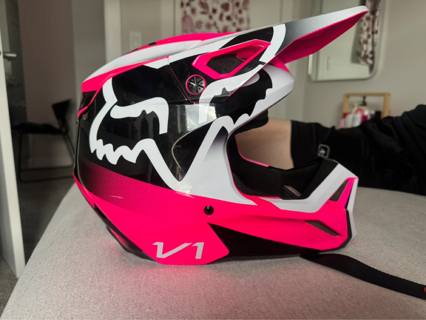 Fox V1 Pink Motocross Helmet - photo 2