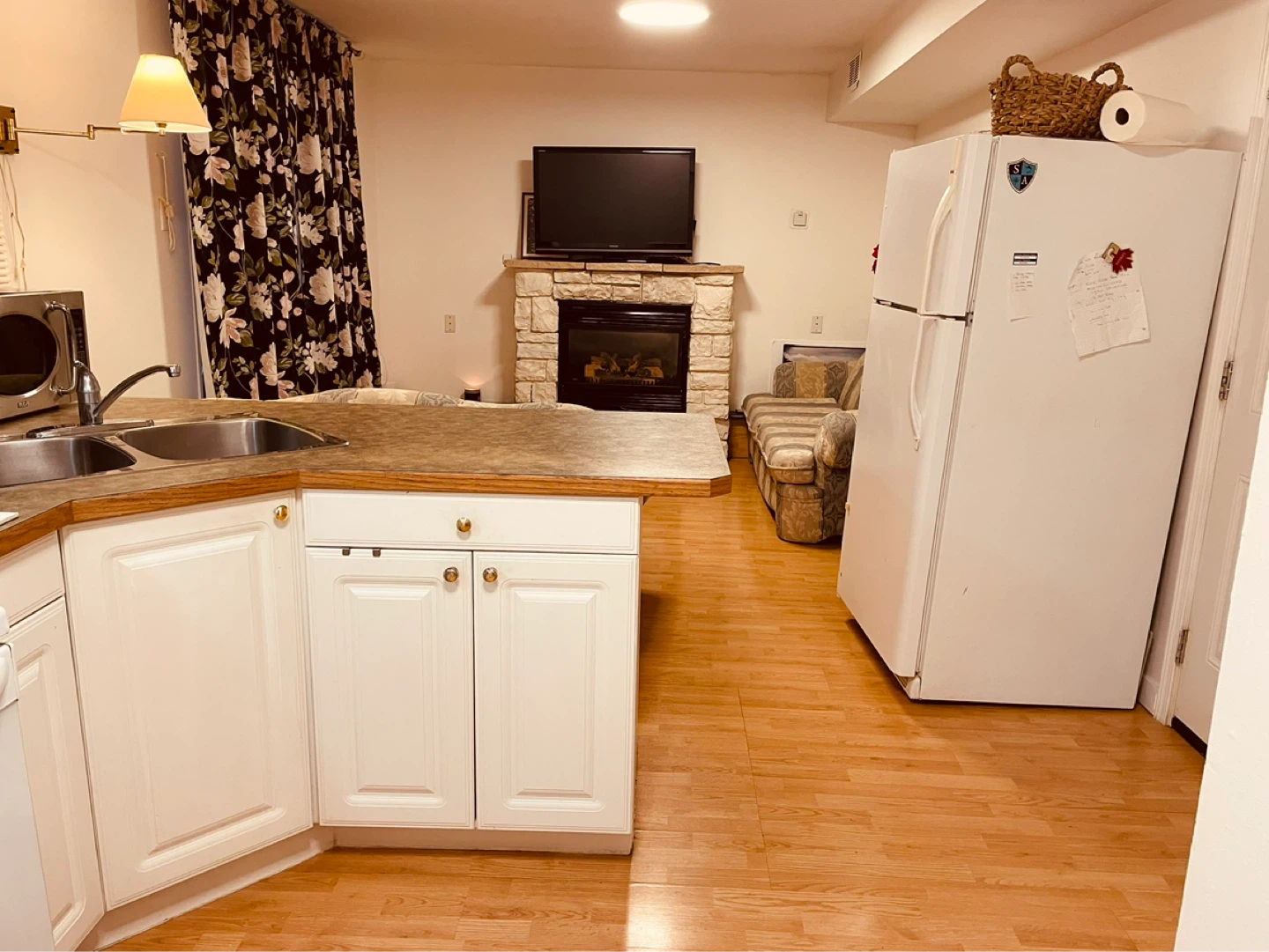 2 bdrm fully furnished suite fir rent - photo 2