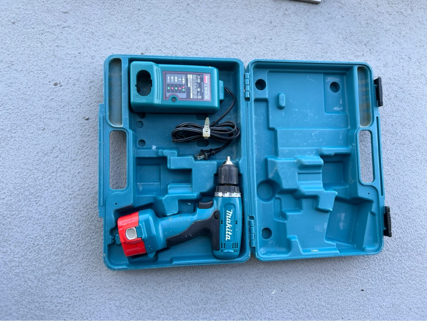 Makita Cordless Drill with Charger and Case - photo 3
