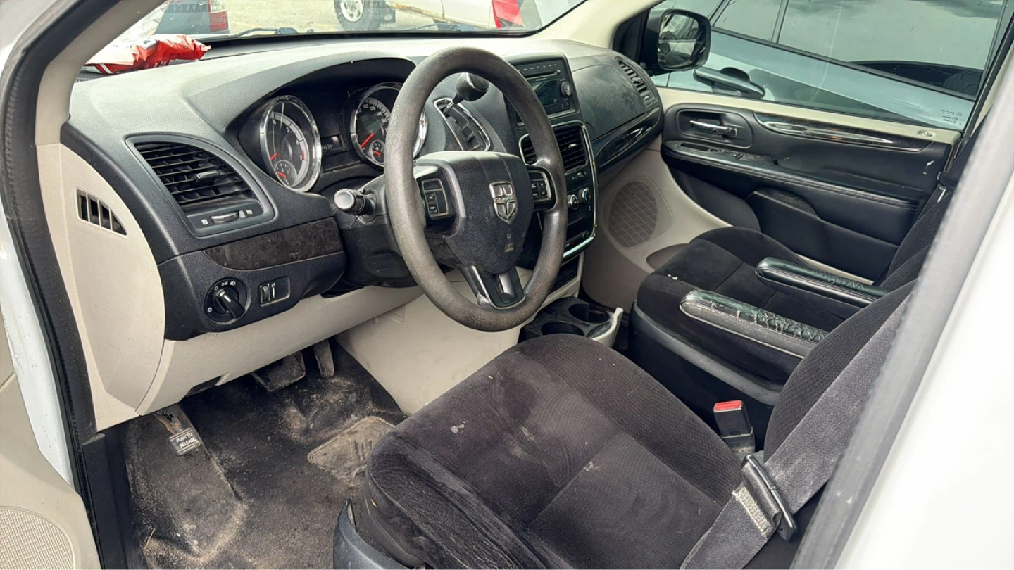 White Dodge Grand Caravan Minivan 2014 with safety check - photo 3