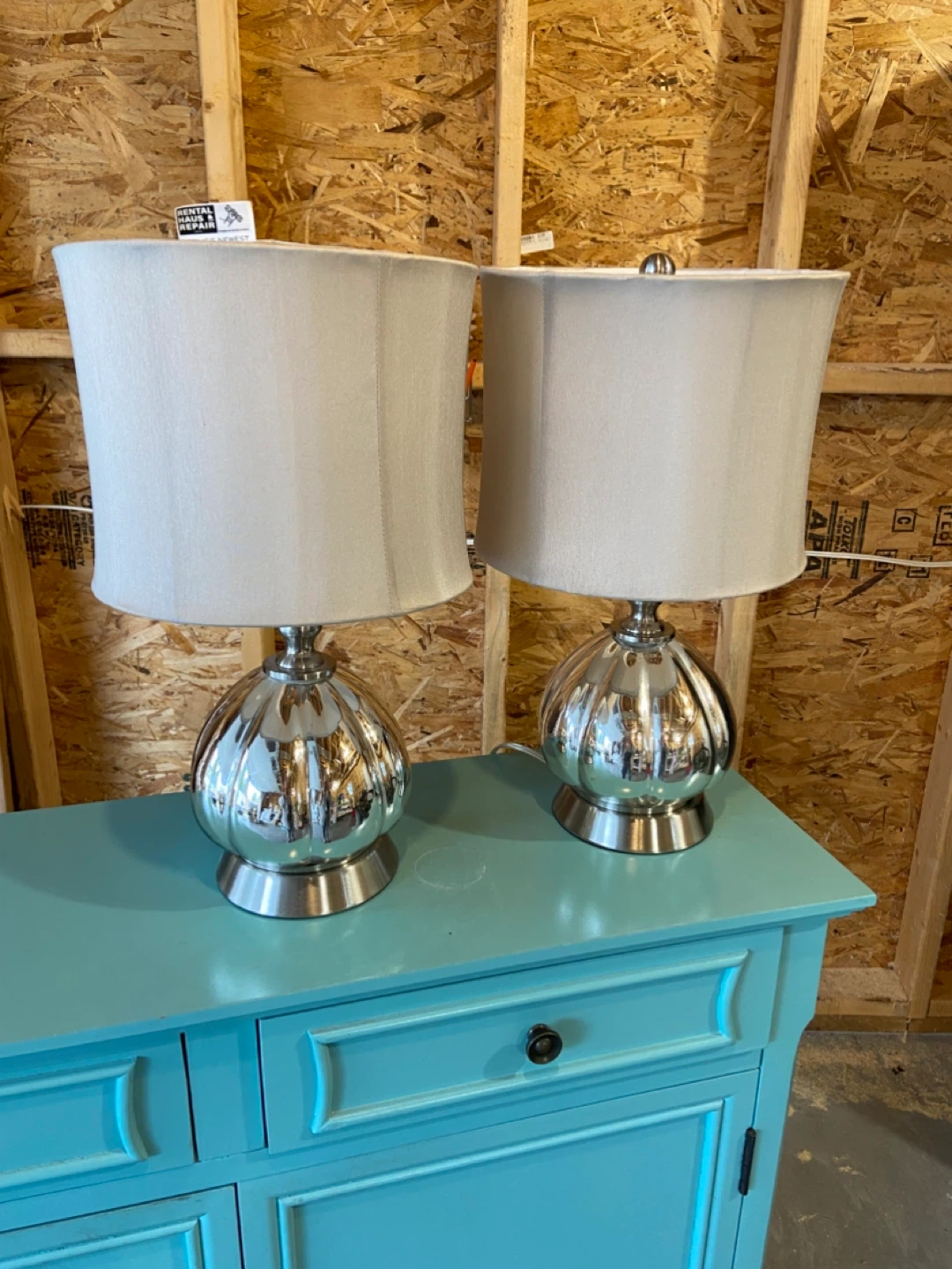 Pair of Silver and White Table Lamps - photo 2
