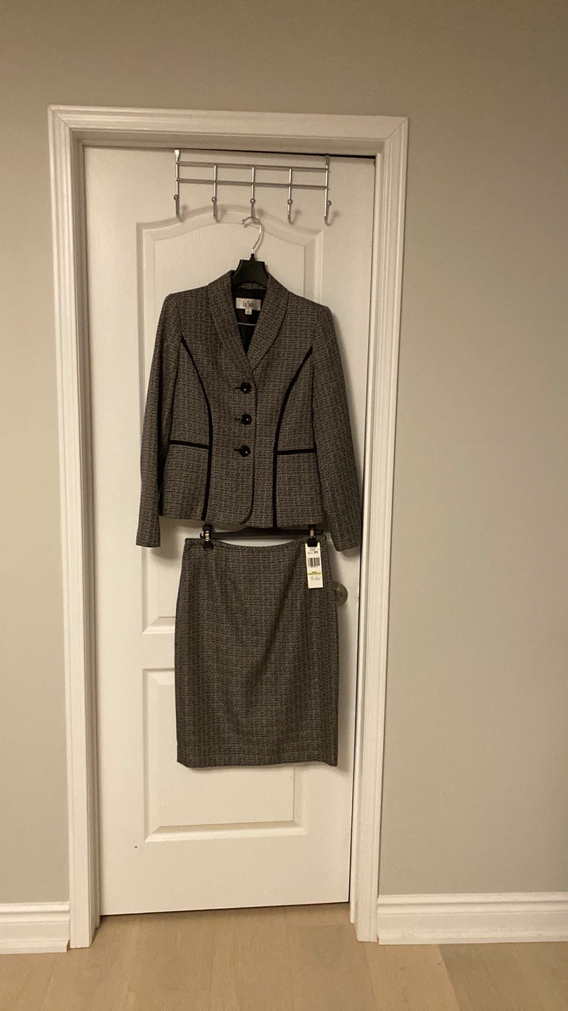 Le Suit St. Germain Black Multi 2-Piece Suit -size 4