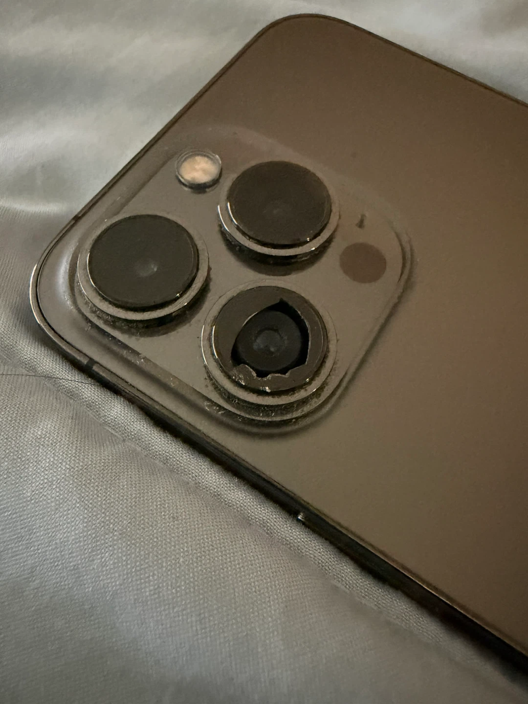 Apple iPhone 13 Pro camera damaged - photo 3