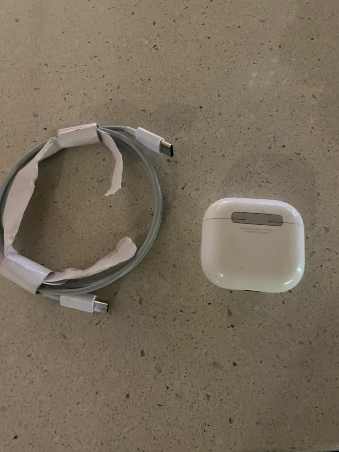 Apple AirPods Pro Charging Case and USB-C Cable - photo 2