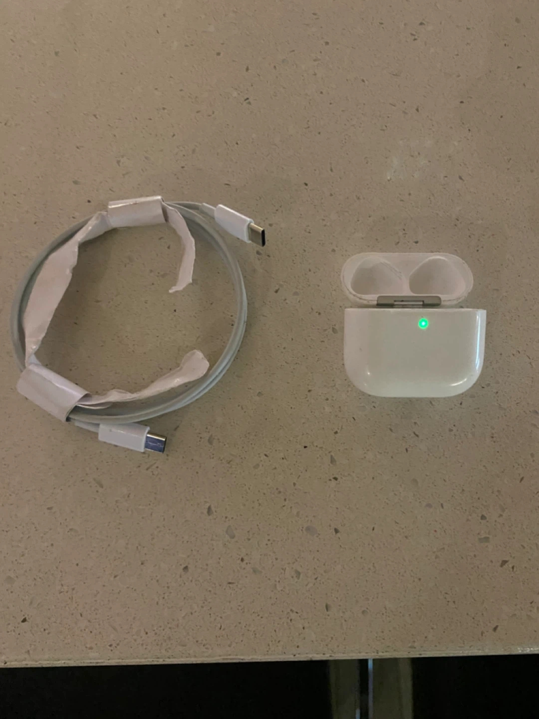 Apple AirPods Pro Charging Case and USB-C Cable - photo 3