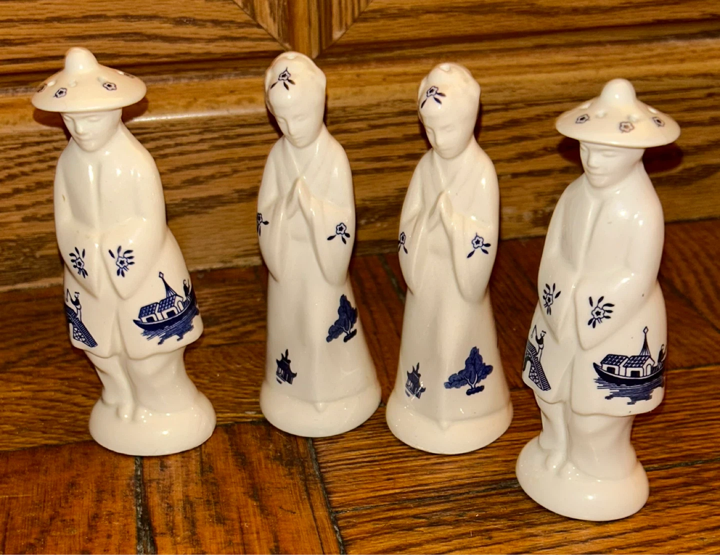 Set of 4 Ceramic Salt and Pepper Japanese Figurines ⚽️
