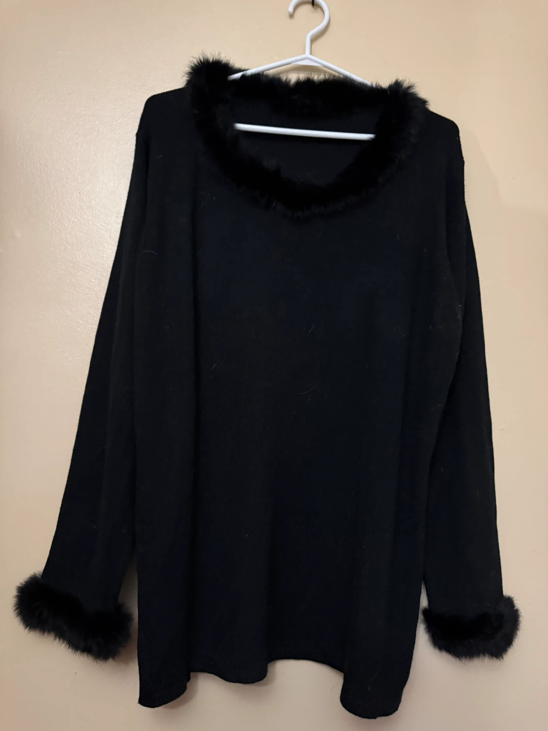 Women’s Black Sweater with Faux Fur Trim L/XL