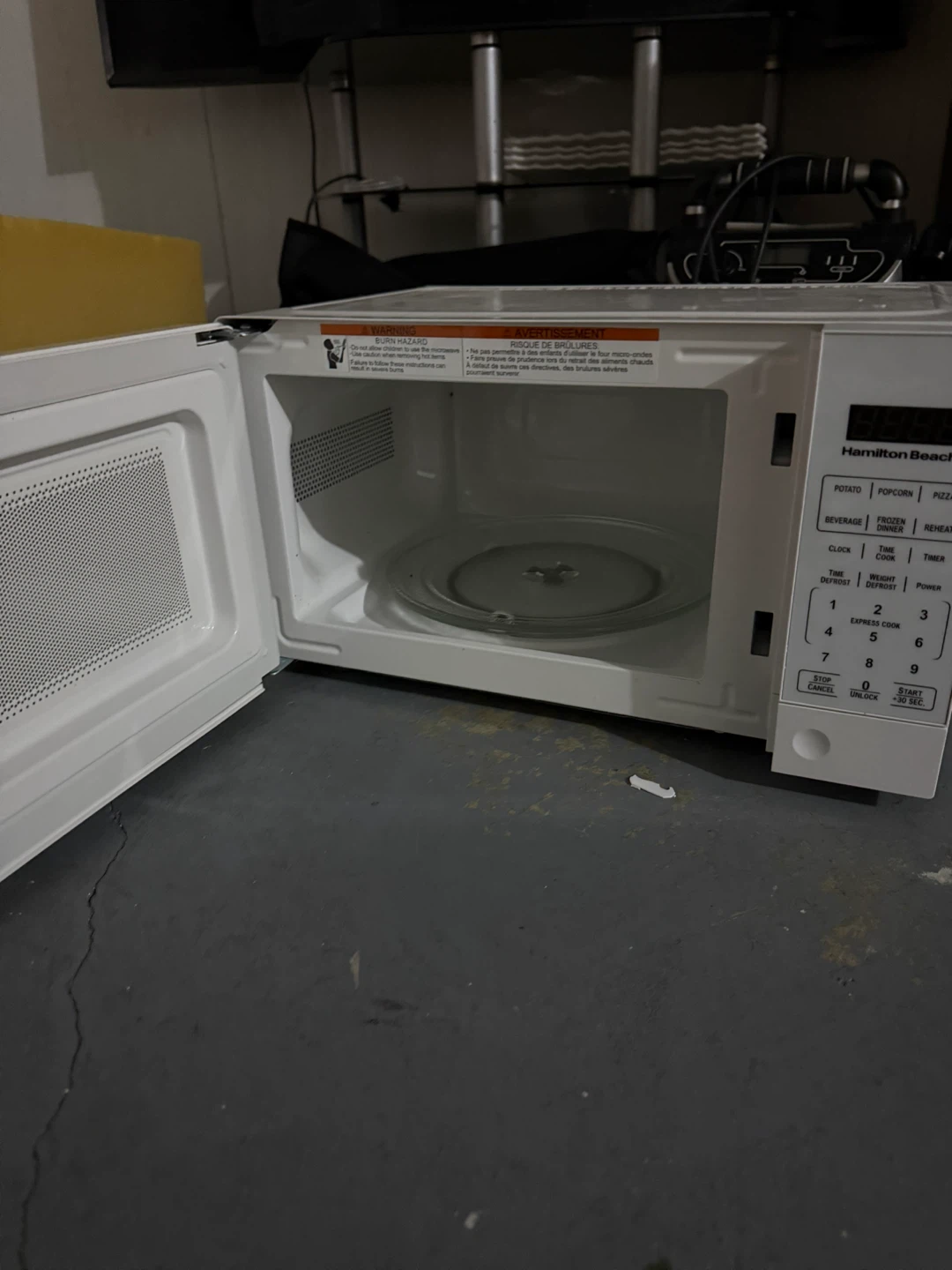 Hamilton Beach Microwave Oven - photo 2