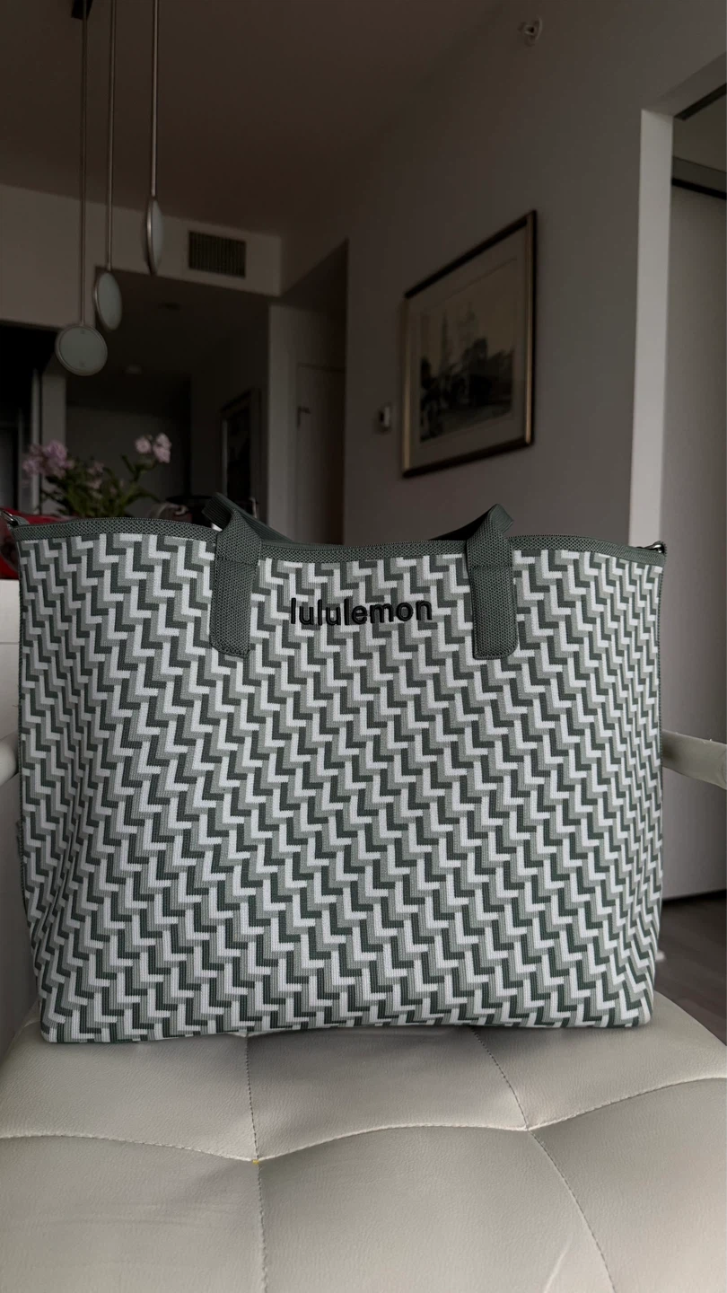 Lululemon classic knit tote bag 18L in excellent condition - photo 4