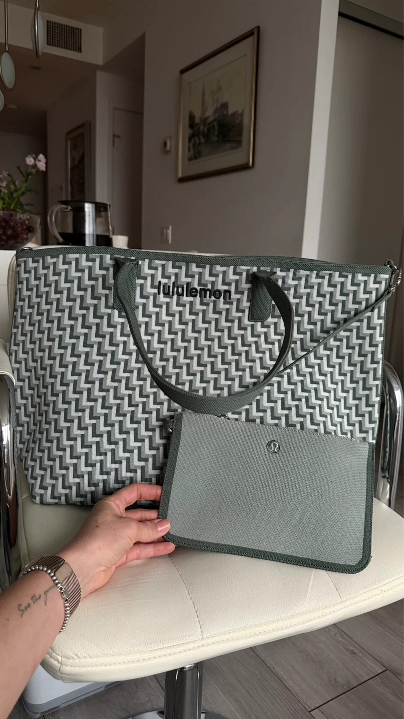 Lululemon classic knit tote bag 18L in excellent condition