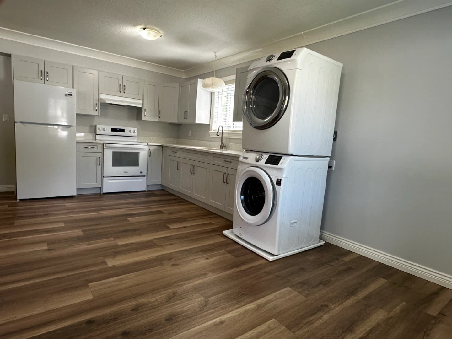 Bright, spacious, 2bed/1bath ground level entry basement suite - photo 2