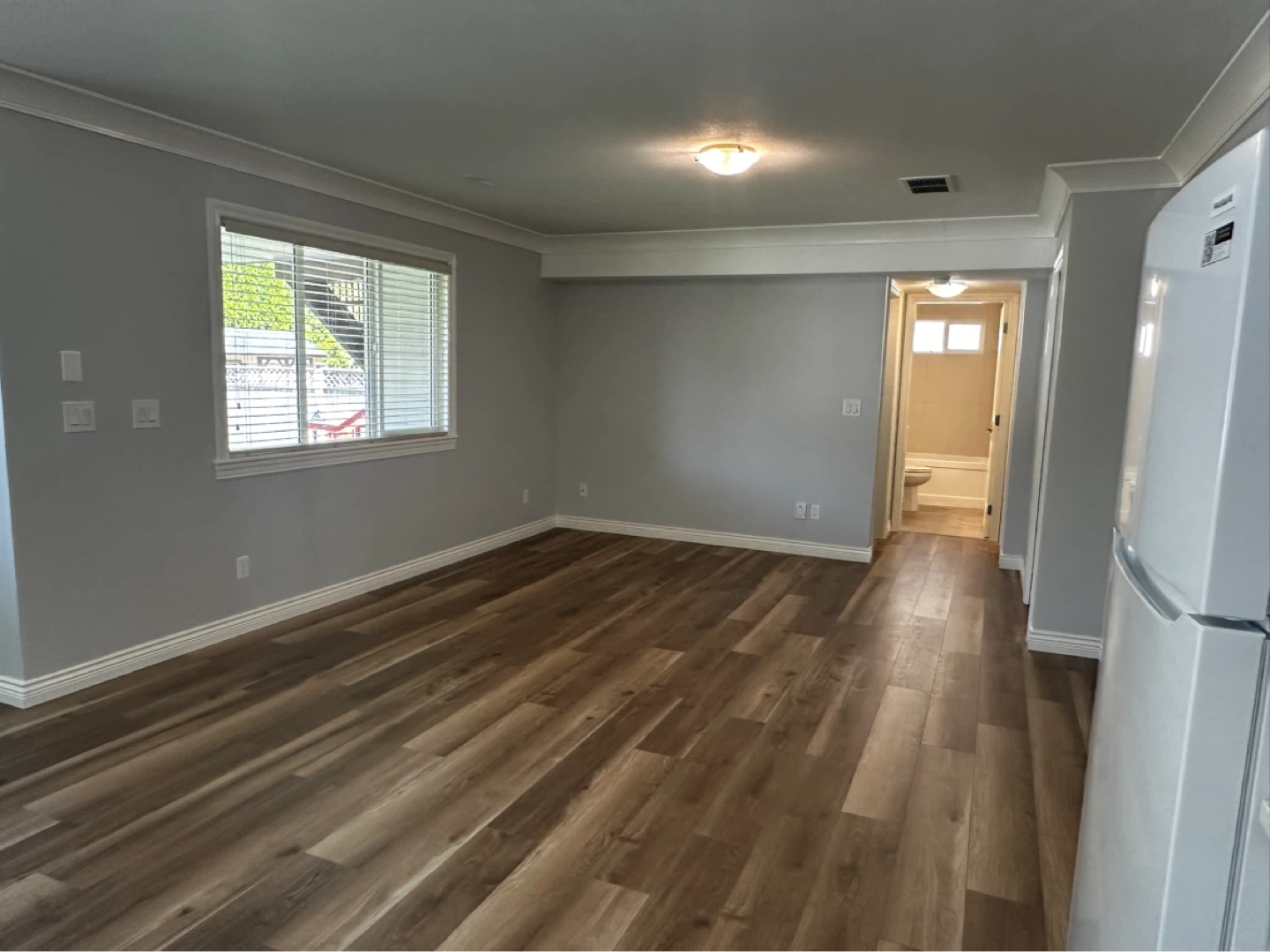 Bright, spacious, 2bed/1bath ground level entry basement suite - photo 4