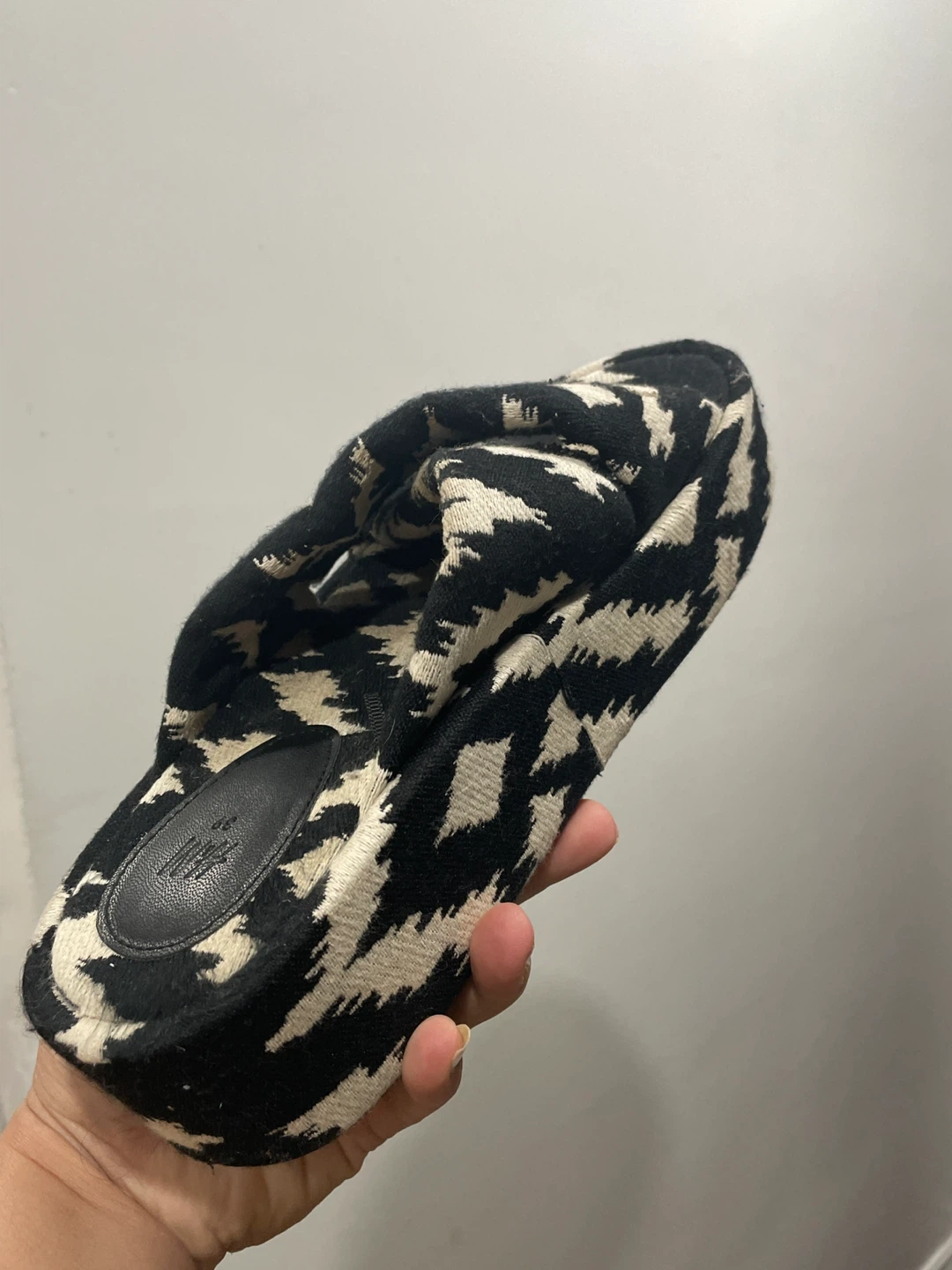 H&M Black and Cream Patterned Slippers - photo 2